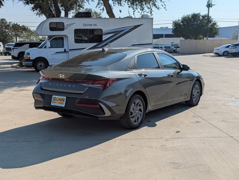 Used 2024 Hyundai Elantra SEL image 3