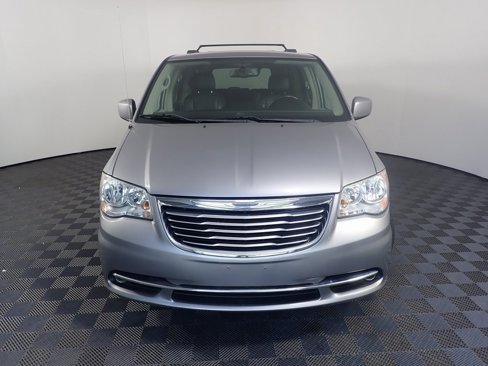 Used 2016 Chrysler Town & Country Touring image 6