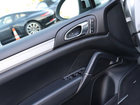 Used 2013 Porsche Cayenne Turbo image 22