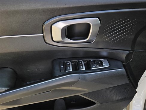 Used 2022 Kia Sorento LX image 16
