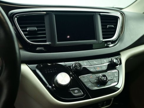 Used 2019 Chrysler Pacifica Touring-L image 14