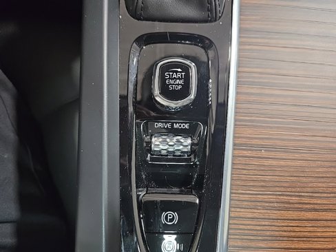 Used 2021 Volvo XC60 T5 Momentum w/ Climate Package image 15
