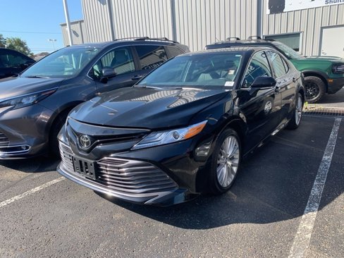 Used 2020 Toyota Camry XLE image 3