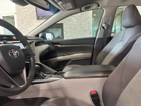 Used 2018 Toyota Camry LE image 13