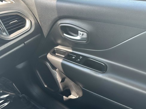 Used 2020 Jeep Renegade Limited image 21
