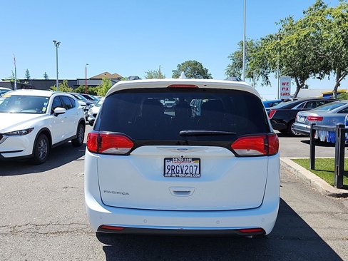 Used 2017 Chrysler Pacifica Touring-L w/ Tire & Wheel Group image 9