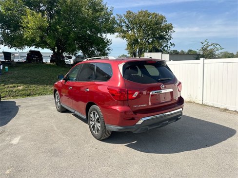 Used 2017 Nissan Pathfinder SV image 3