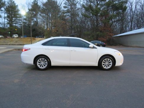 Used 2017 Toyota Camry LE image 1