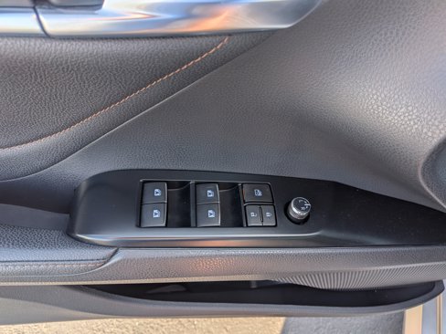 Used 2018 Toyota Camry XLE image 16