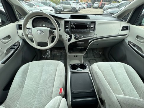 Used 2014 Toyota Sienna LE image 30