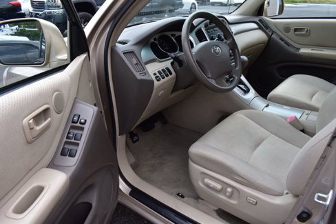 Used 2005 Toyota Highlander 4WD V6 w/ 3rd Row image 15