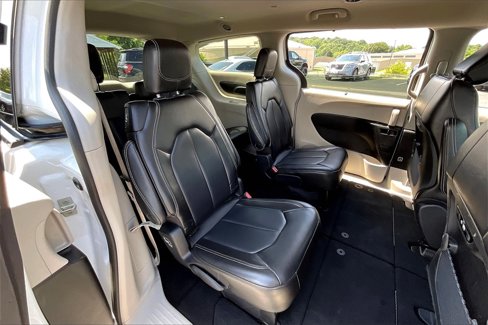 Used 2023 Chrysler Pacifica Touring-L image 21