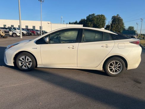 Used 2016 Toyota Prius Four image 2