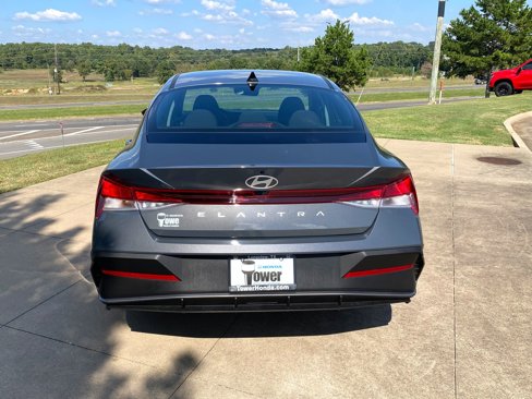 Used 2025 Hyundai Elantra SE w/ Cargo Package image 5