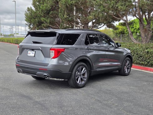 Used 2022 Ford Explorer XLT w/ Equipment Group 202A image 4