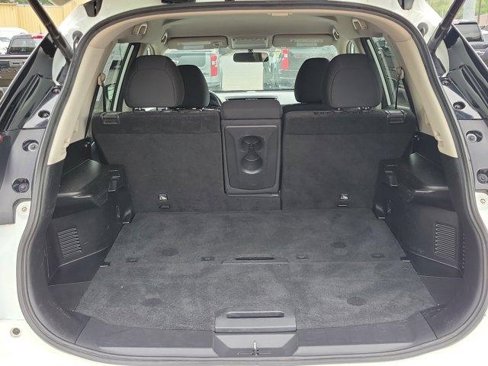 Used 2017 Nissan Rogue SV w/ SV Premium Package image 8