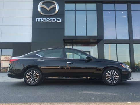 Used 2023 Nissan Altima 2.5 SV image 2