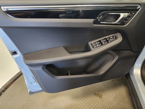 Certified 2025 Porsche Macan image 17