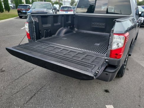 Used 2018 Nissan Titan SV w/ Chrome Package image 7
