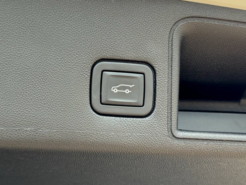 Used 2023 GMC Terrain SLE w/ Driver Convenience Package image 8