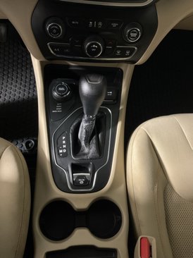 Used 2019 Jeep Cherokee Latitude w/ Cold Weather Group image 27