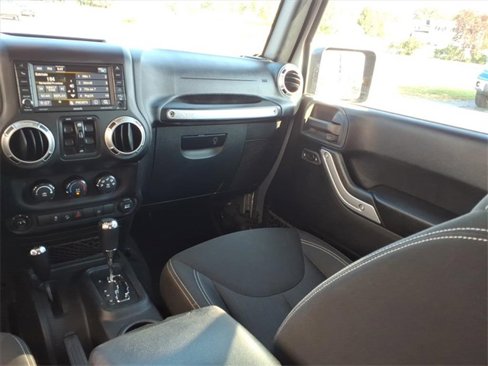 Used 2016 Jeep Wrangler Unlimited Sahara image 17