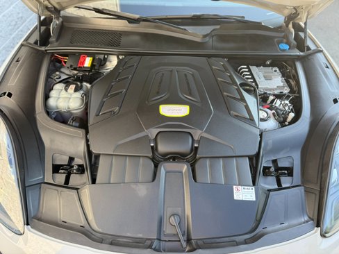 Used 2021 Porsche Cayenne Turbo S image 21