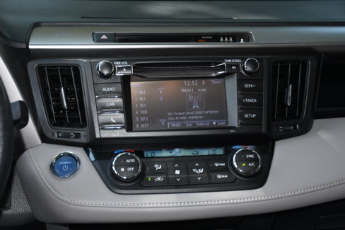 Used 2018 Toyota RAV4 LE image 15