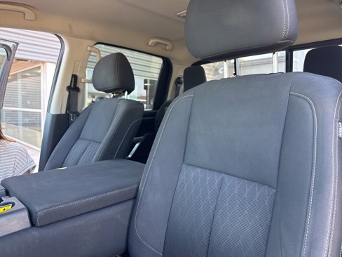 Used 2016 Nissan Titan SV image 16