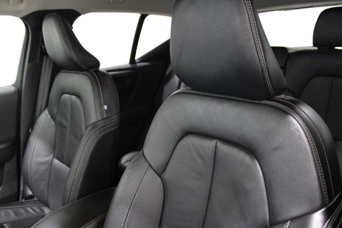 Used 2022 Volvo XC40 T4 Momentum image 4