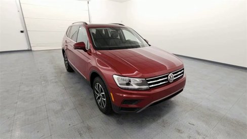 Used 2020 Volkswagen Tiguan SE w/ Panoramic Sunroof Package image 2