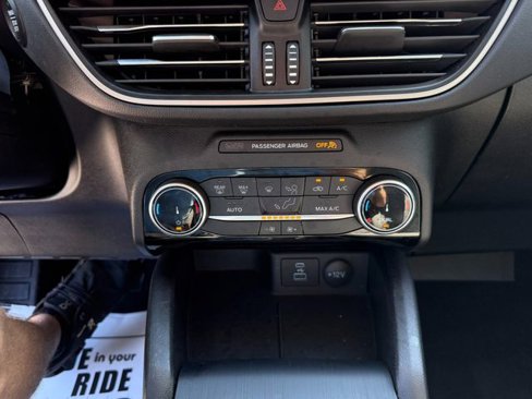 Used 2022 Ford Escape SE w/ SE Sport Appearance Package image 26