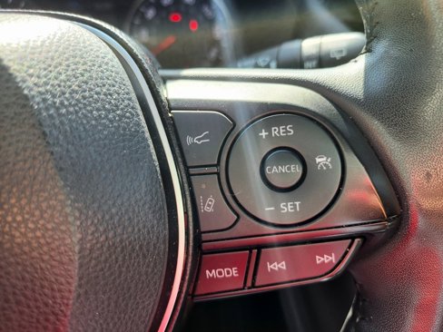 Used 2021 Toyota RAV4 XLE Premium image 7