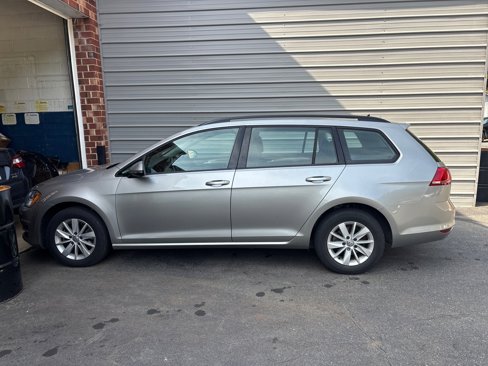 Used 2015 Volkswagen Golf S image 2
