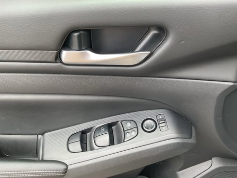 Used 2024 Nissan Altima 2.5 SV image 11