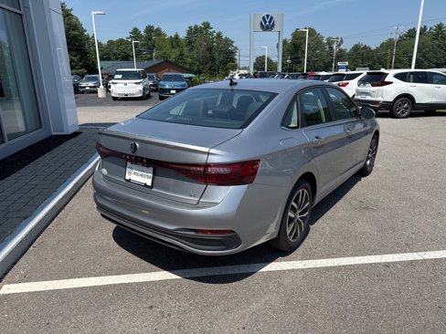 Used 2025 Volkswagen Jetta SE image 8