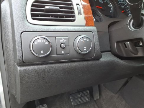 Used 2013 Chevrolet Suburban LT image 16