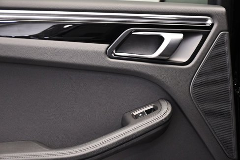 Certified 2025 Porsche Macan Turbo image 43