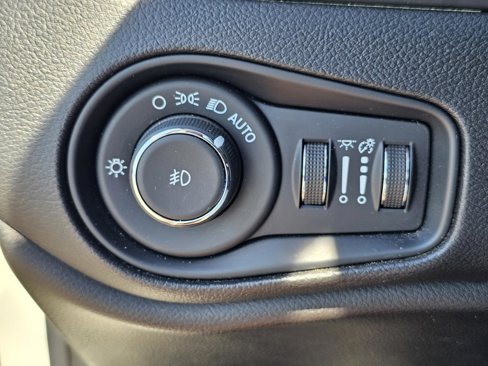 Used 2021 Jeep Renegade Latitude w/ Sun & Sound Group image 19