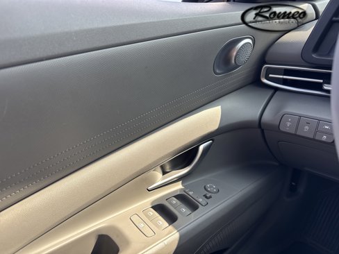 Used 2021 Hyundai Elantra SE image 25
