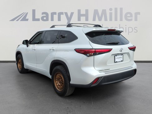 Used 2022 Toyota Highlander LE image 3