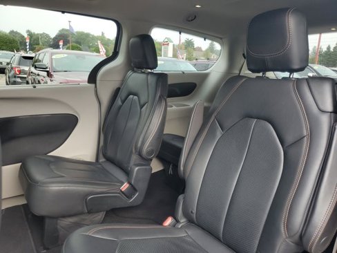 Used 2019 Chrysler Pacifica Touring-L image 33