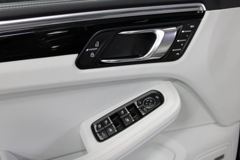 Certified 2025 Porsche Macan image 24