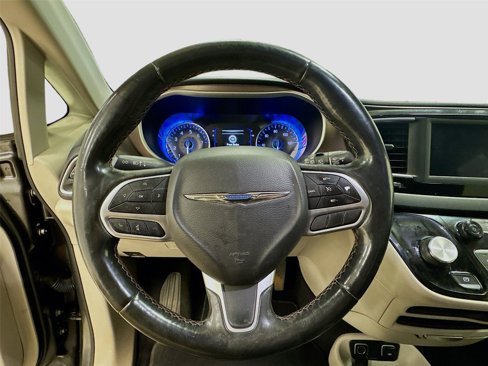 Used 2019 Chrysler Pacifica Touring-L image 11