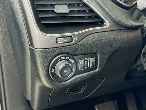 Used 2019 Jeep Cherokee Latitude Plus w/ Cold Weather Group image 14