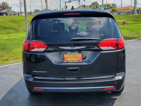 Used 2020 Chrysler Pacifica Touring-L image 5
