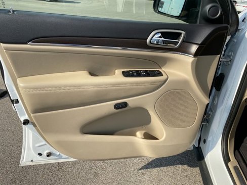 Used 2017 Jeep Grand Cherokee Limited image 18