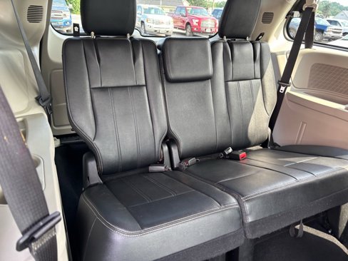 Used 2016 Chrysler Town & Country Touring image 21