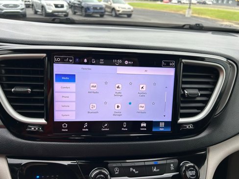 Used 2023 Chrysler Pacifica Touring-L image 22