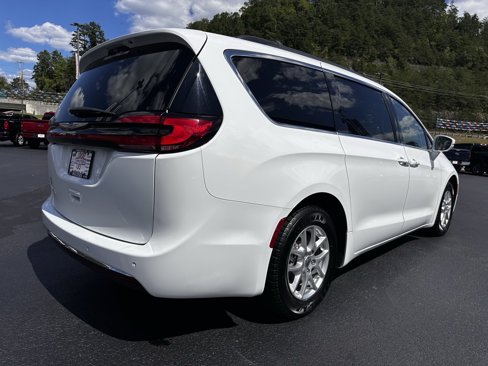 Used 2022 Chrysler Pacifica Touring-L image 4